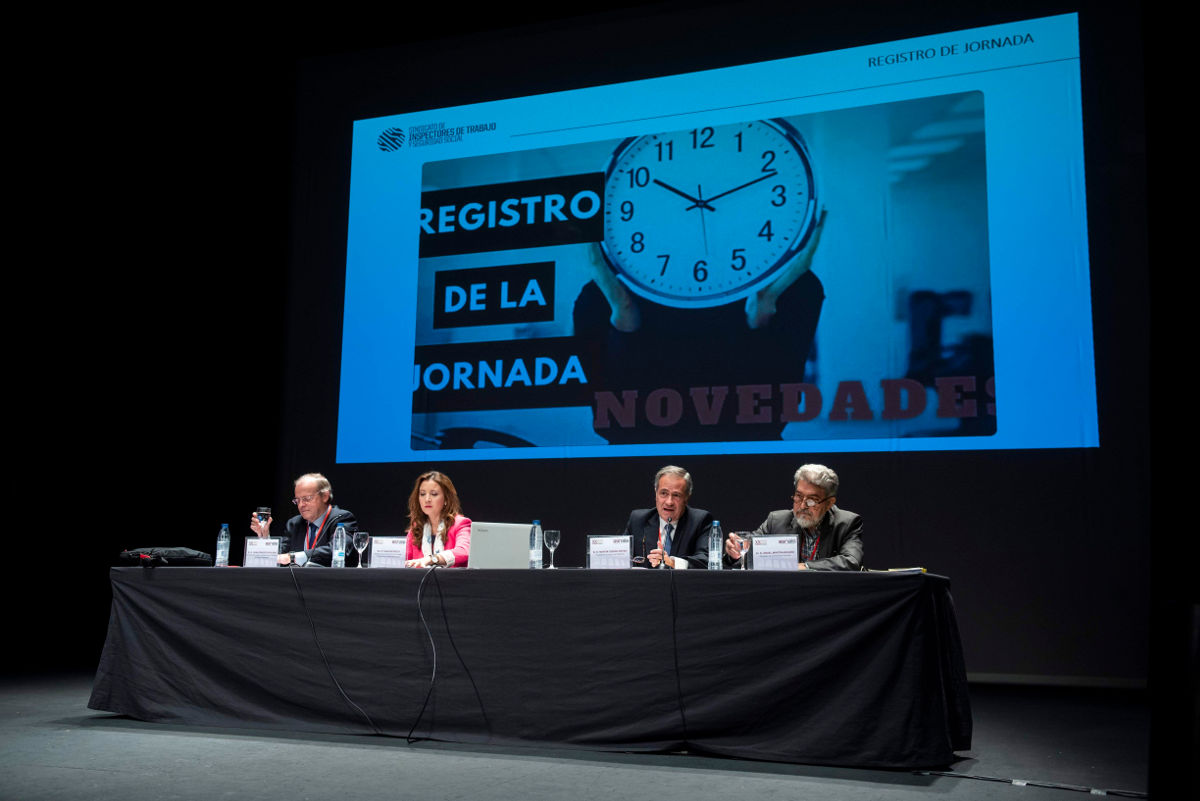 D. Martín Godino preside la mesa de debate titulada Jornada de Trabajo. Certezas inmediatas e incertidumbres futuras