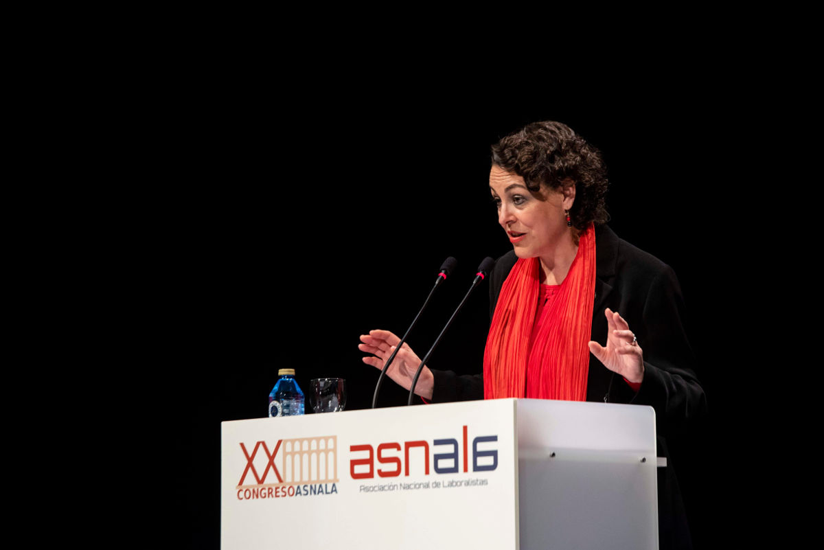 Excma. Sra. Dª Magdalena Valerio Cordero, Ministra de Trabajo, Migraciones y Seguridad Social durante la ponencia de clausura