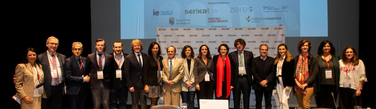 Foto de familia en el escenario del Teatro Juan Bravo de Segovia, la Junta Directiva de ASNALA y la Ministra en funciones, Sra. Valerio