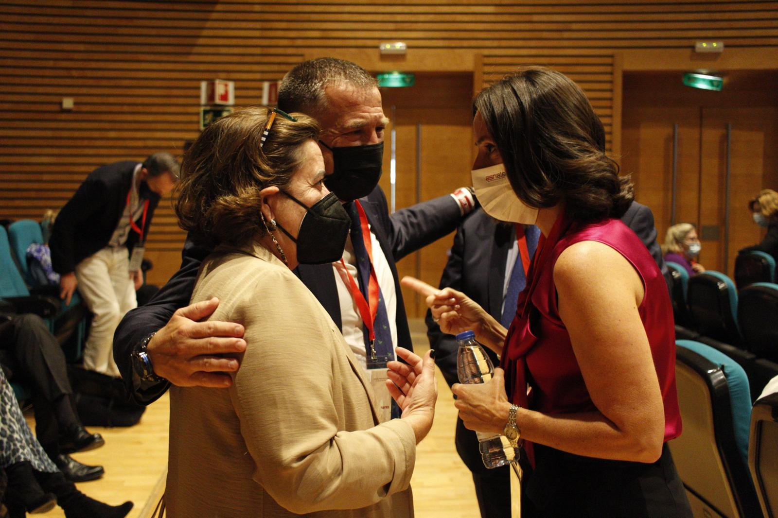Reencuentro entre compañeros en el XXI Congreso ASNALA