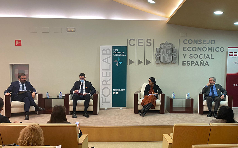 Luis Fernández, miembro del Comité Ejecutivo de FORELAB moderó el debate de la segunda parte de la jornada con Ricardo Bodas, Gonzalo Mairata y Ana Muñoz