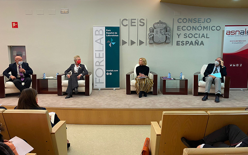 Rosa Santos, directora del Departamento de Empleo, Diversidad y Protección Social de CEOE, moderó el debate de la primera parte de la jornada con Pablo Aramendi, María Luisa Segoviano y Ramón Gallo