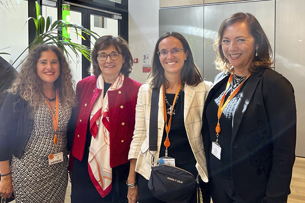De izquierda a derecha: Alicia Moro, miembro de la Junta Directiva de ASNALA; Lourdes Arastey, magistrada del TJUE; Ana Gómez, presidenta de ASNALA; y Cinta Vivancos, vicepresidenta de ASNALA