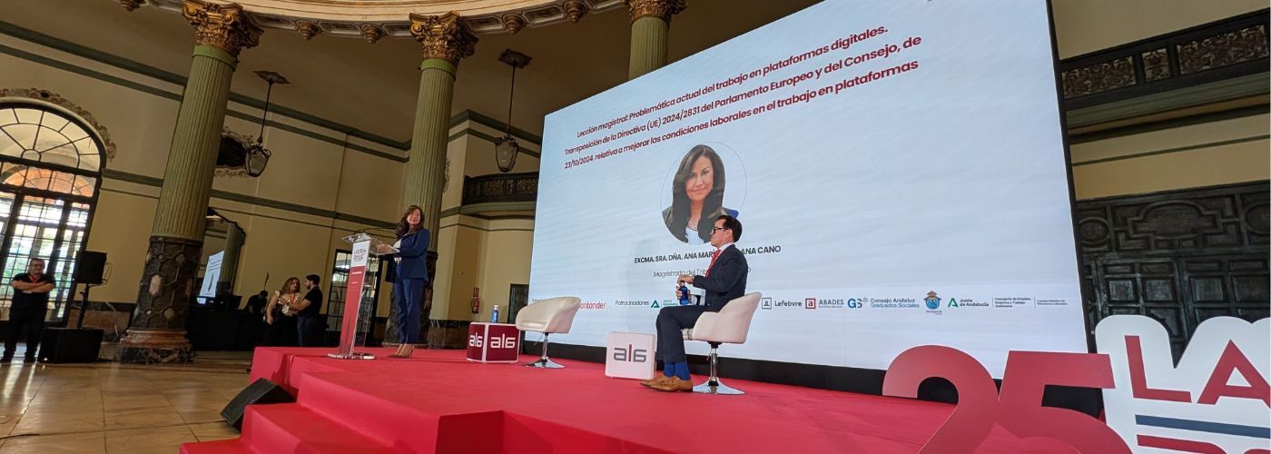 Ana María Orellana da su ponencia en Laborium 2025