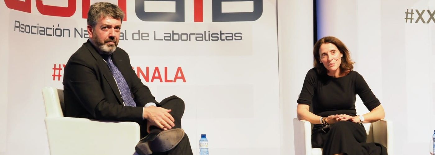 Raquel María Naveiro Santos, magistrada de la Sala de lo Social del Tribunal Superior de Justicia de Galicia, acompañada por el moderador Valentín García González, vicepresidente de ASNALA