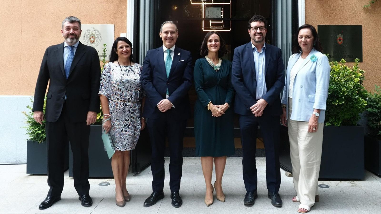 de izquierda a derecha, aparecen Valentín García González, vicepresidente ASNALA, Marta Gálvez-Cañero, gerente de ASNALA, Ana Gómez Hernández, presidenta de ASNALA, Eugenio Ribón Seisdedos, decano del Ilustre Colegio de la Abogacía de Madrid, Joaquín Pérez Rey, secretario de Estado de Trabajo y Cinta Vivancos Martín, vicepresidenta de ASNALA.