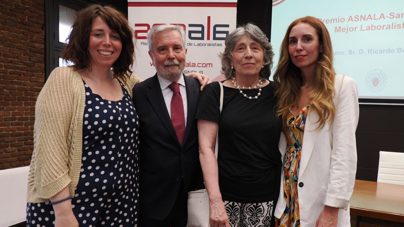 Ricardo Bodas Martín junto a su mujer y sus hijas en el acto de entrega del XXI Premio ASNALA-Santander Justicia al Mejor Laboralista