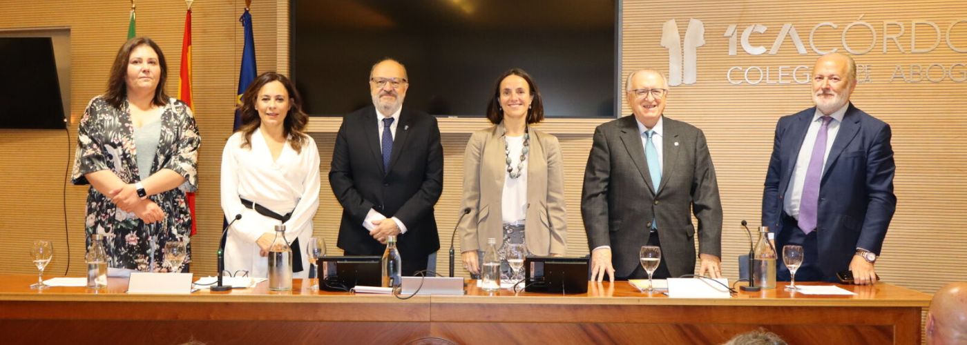 De izquierda a derecha, Carmen Castro Coto, presidenta del Colegio de Graduados Sociales de Córdoba, Nuria Ceular Villamandos, decana de la Facultad de Ciencias del Trabajo de Córdoba, José Carlos Arias López, decano del Ilustre Colegio de la Abogacía de Córdoba, Ana Gómez Hernández, presidenta de ASNALA, José Blas Fernández Sánchez, presidente del Consejo Andaluz de Colegios de Graduados Sociales, José Manuel Gómez Muñoz, presidente del Consejo Andaluz de Relaciones Laborales