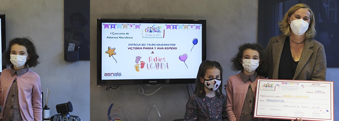 ASNALA entrega a Babies Uganda el premio benéfico del ‘I Concurso Infantil de Adornos Navideños’ ASNALA entrega a Babies Uganda el premio benéfico del ‘I Concurso Infantil de Adornos Navideños’