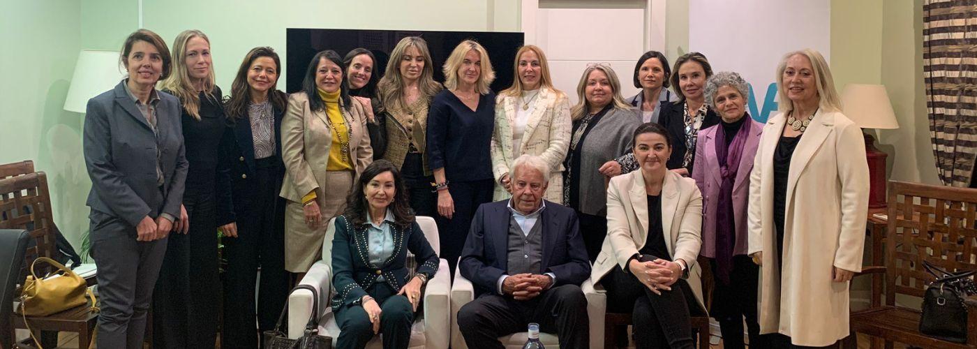 ASNALA se reúne con Felipe González en un encuentro organizado por la Fundación Woman Forward