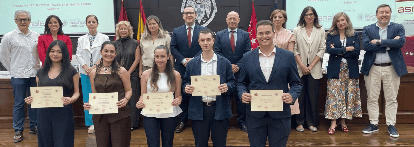 Estudiantes de la V edición del Curso de Alta Especialización en Litigación Laboral recogiendo su diploma tras finalizar la formación