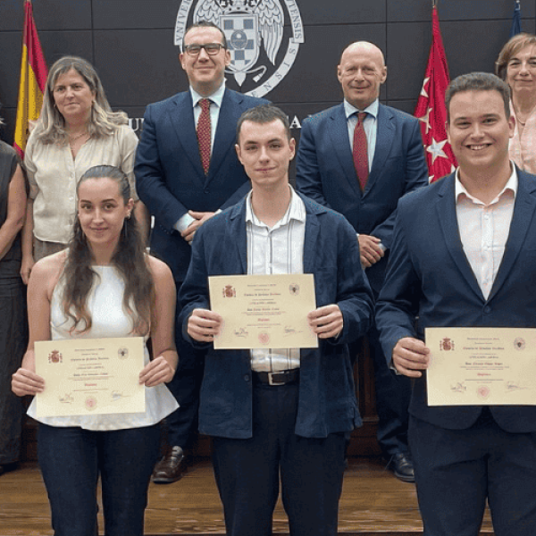 Estudiantes de la V edición del Curso de Alta Especialización en Litigación Laboral recogiendo su diploma tras finalizar la formación